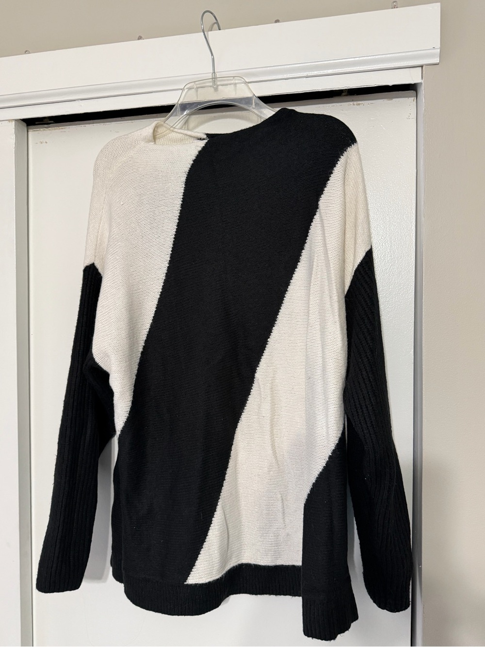 Liz Claiborne Black and White Diagonal Stripe Crewneck Sweater